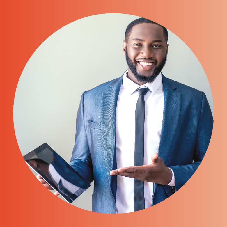 Photo d'un homme souriant présentant une tablette